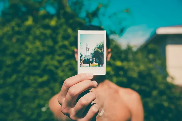 рука держит фотокарточку